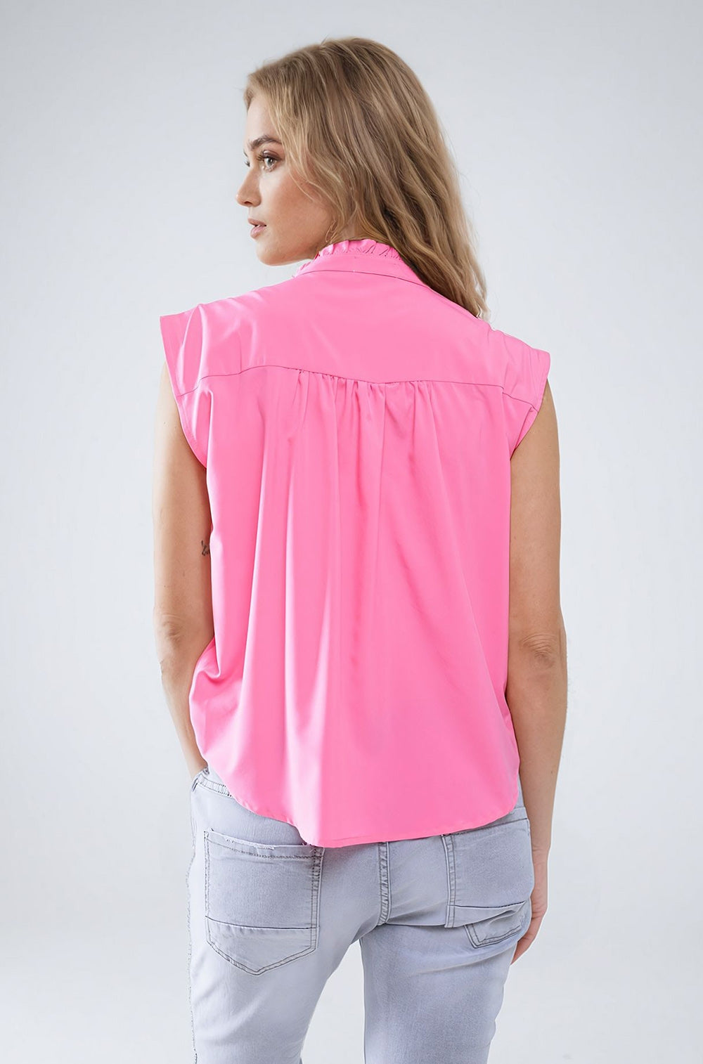 Blusa abotonada rosa sin mangas con cuello mao