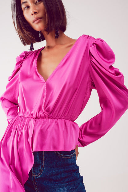 Blusa asimétrica con mangas abullonadas en fucsia