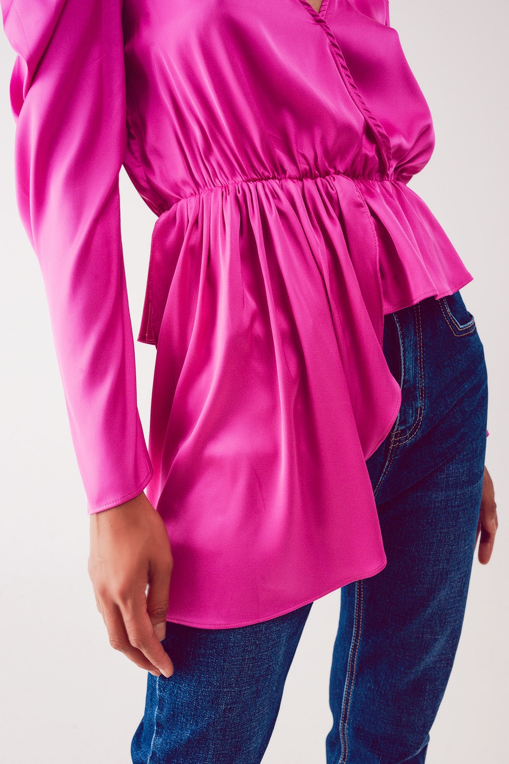 Blusa asimétrica con mangas abullonadas en fucsia