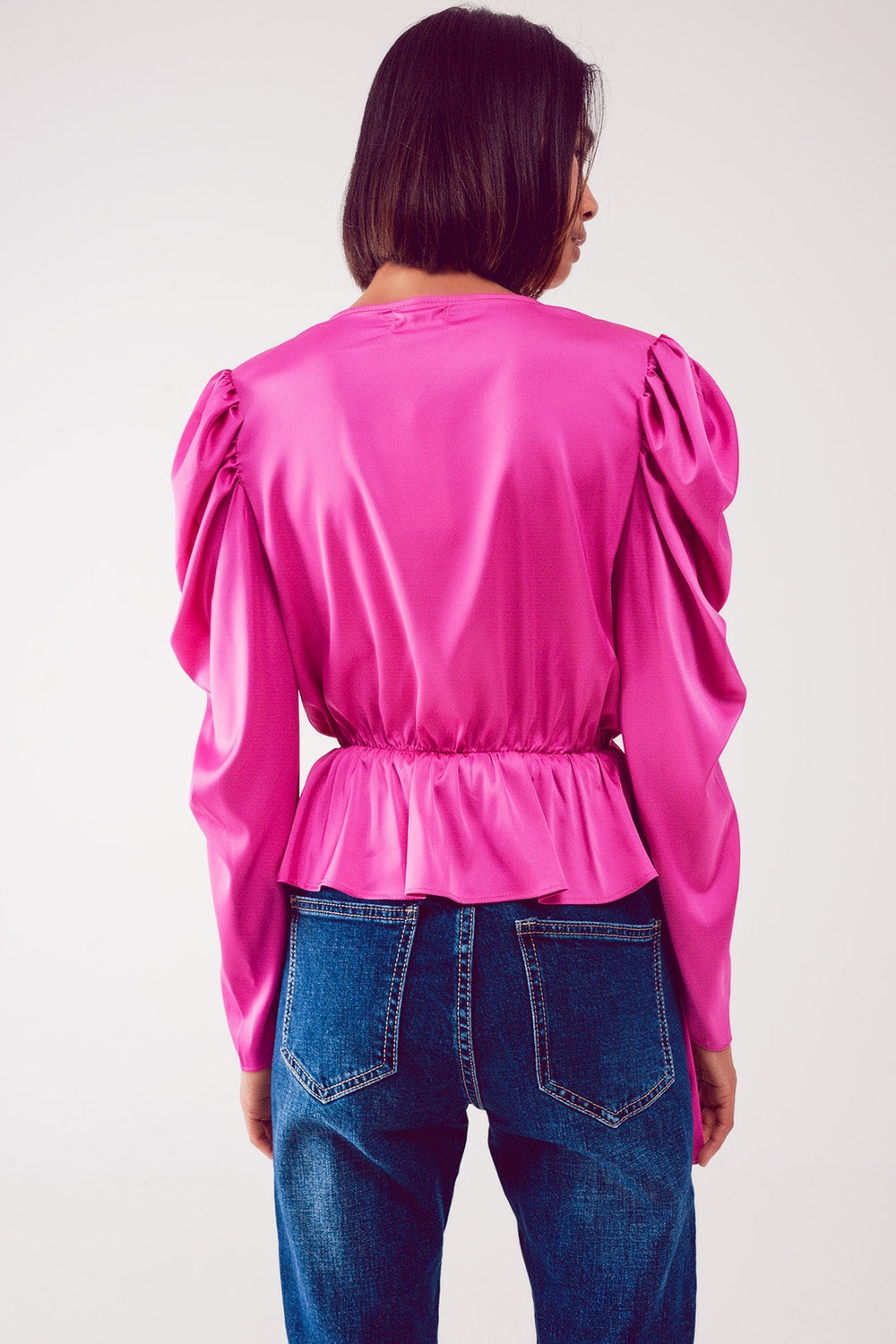 Blusa asimétrica con mangas abullonadas en fucsia