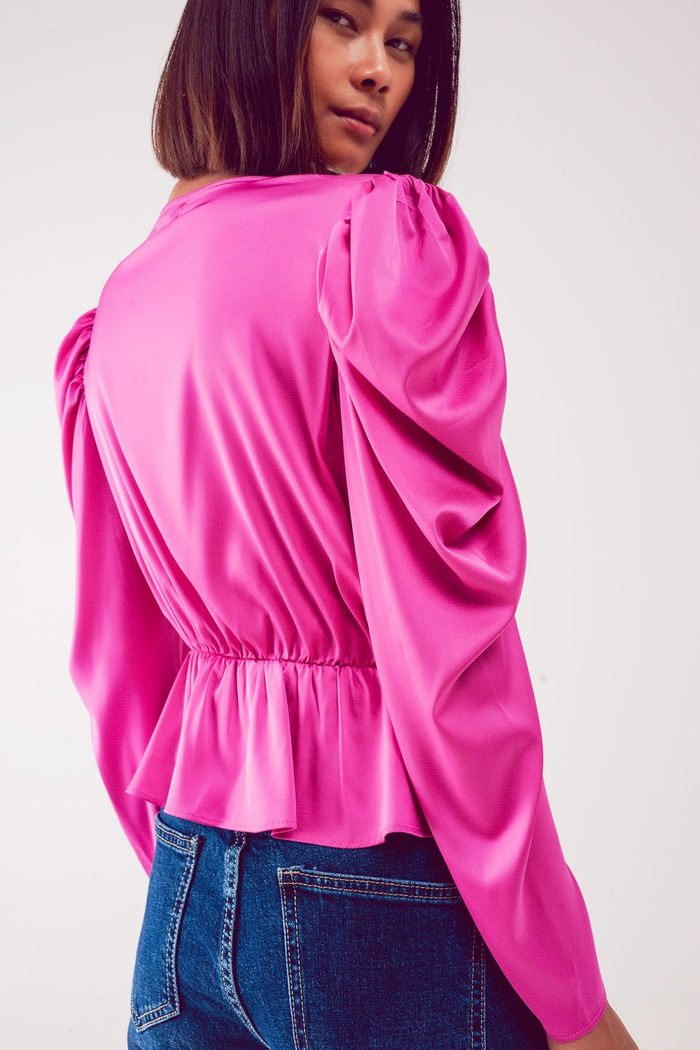 Blusa asimétrica con mangas abullonadas en fucsia