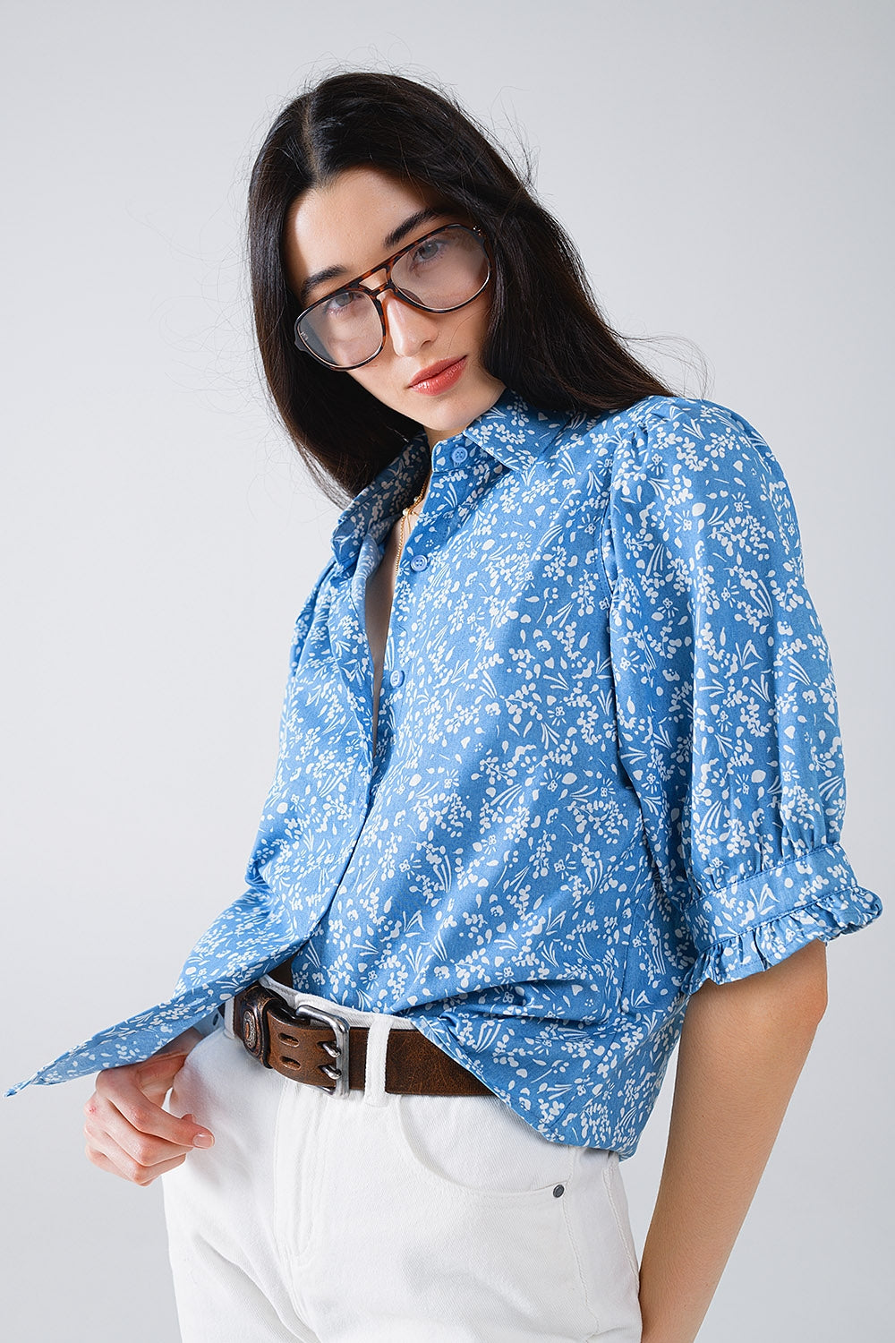 Q2 Blusa azul con diseño floral y mangas cortas