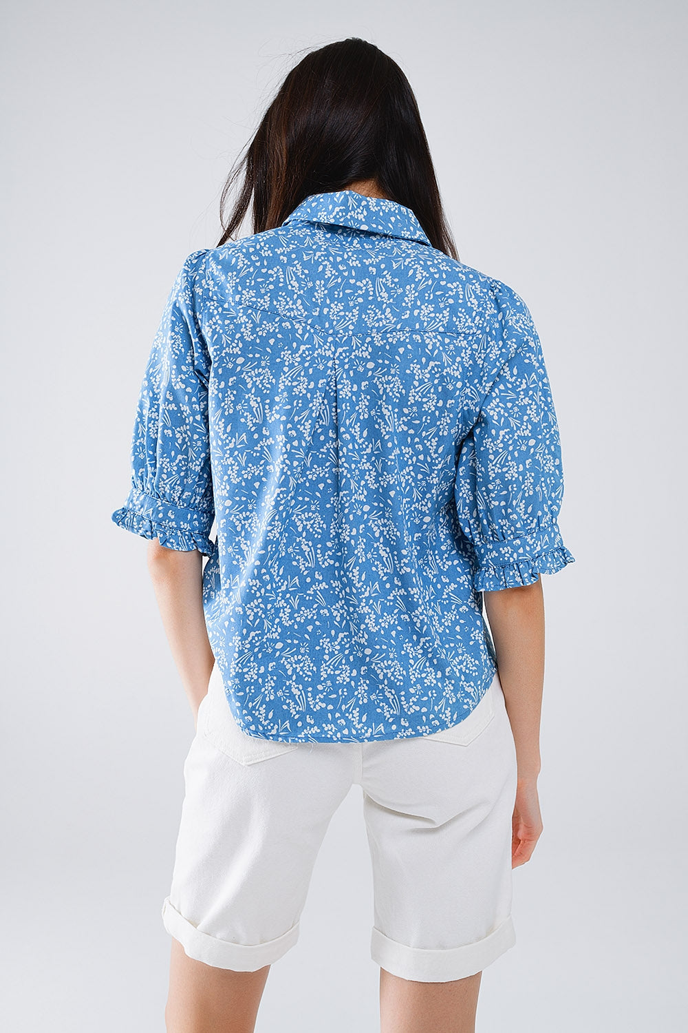 Blusa azul con diseño floral y mangas cortas