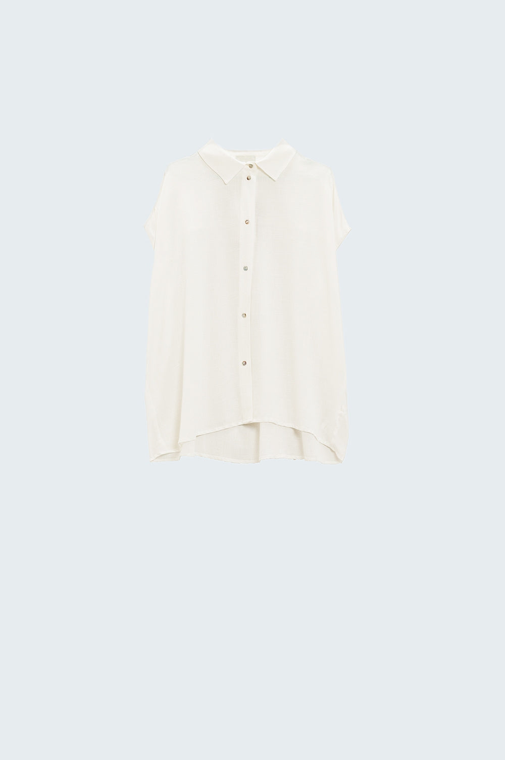 Blusa blanca abotonada con cuello polo