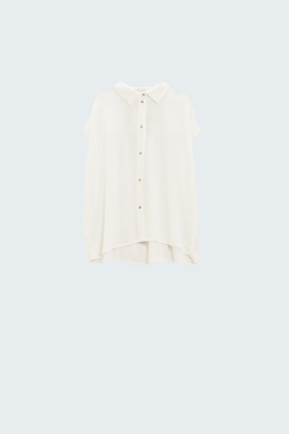 Blusa blanca abotonada con cuello polo