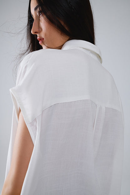 Blusa blanca abotonada con cuello polo