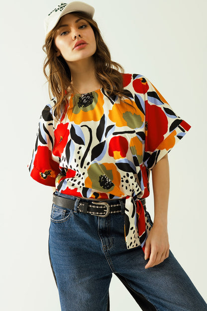 blusa blanca amplia con motivos de amapolas y manga corta