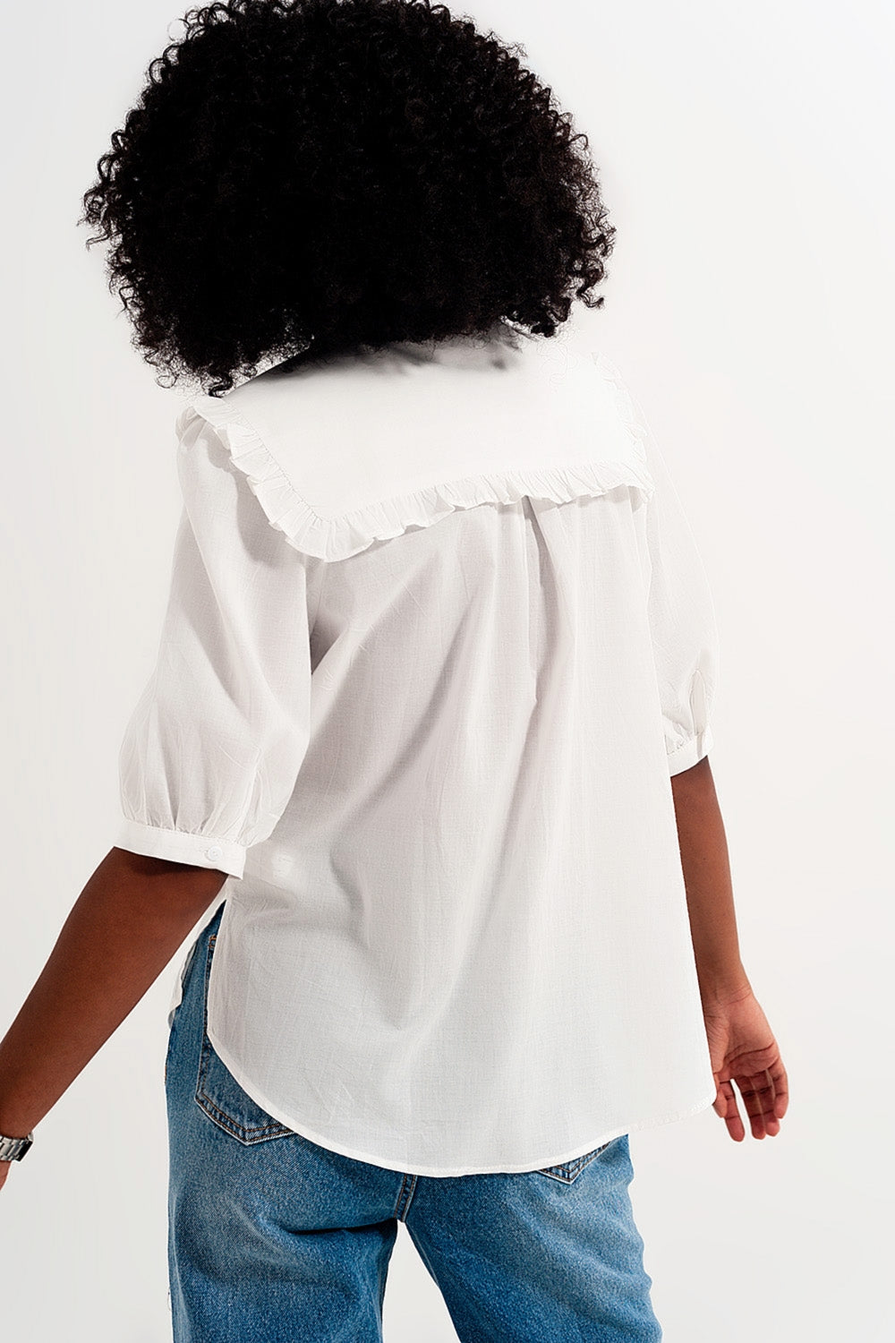 Blusa blanca con cuello bobo