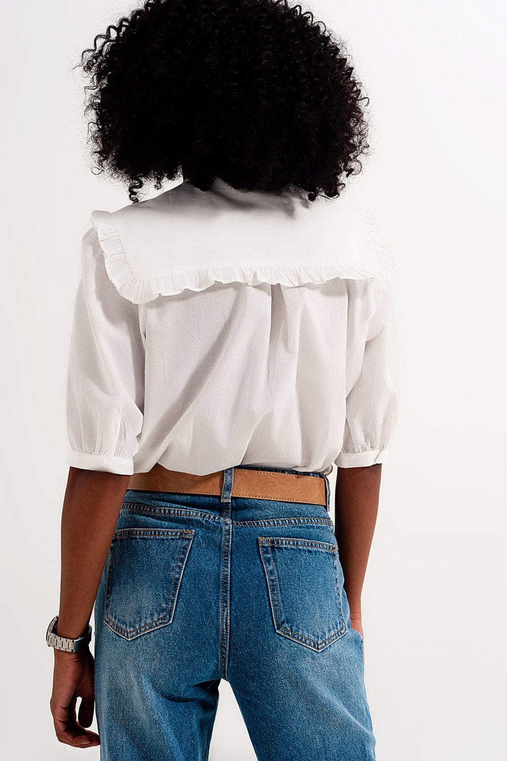 Blusa blanca con cuello bobo