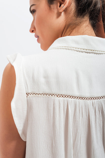 Blusa blanca con mangas de volantes