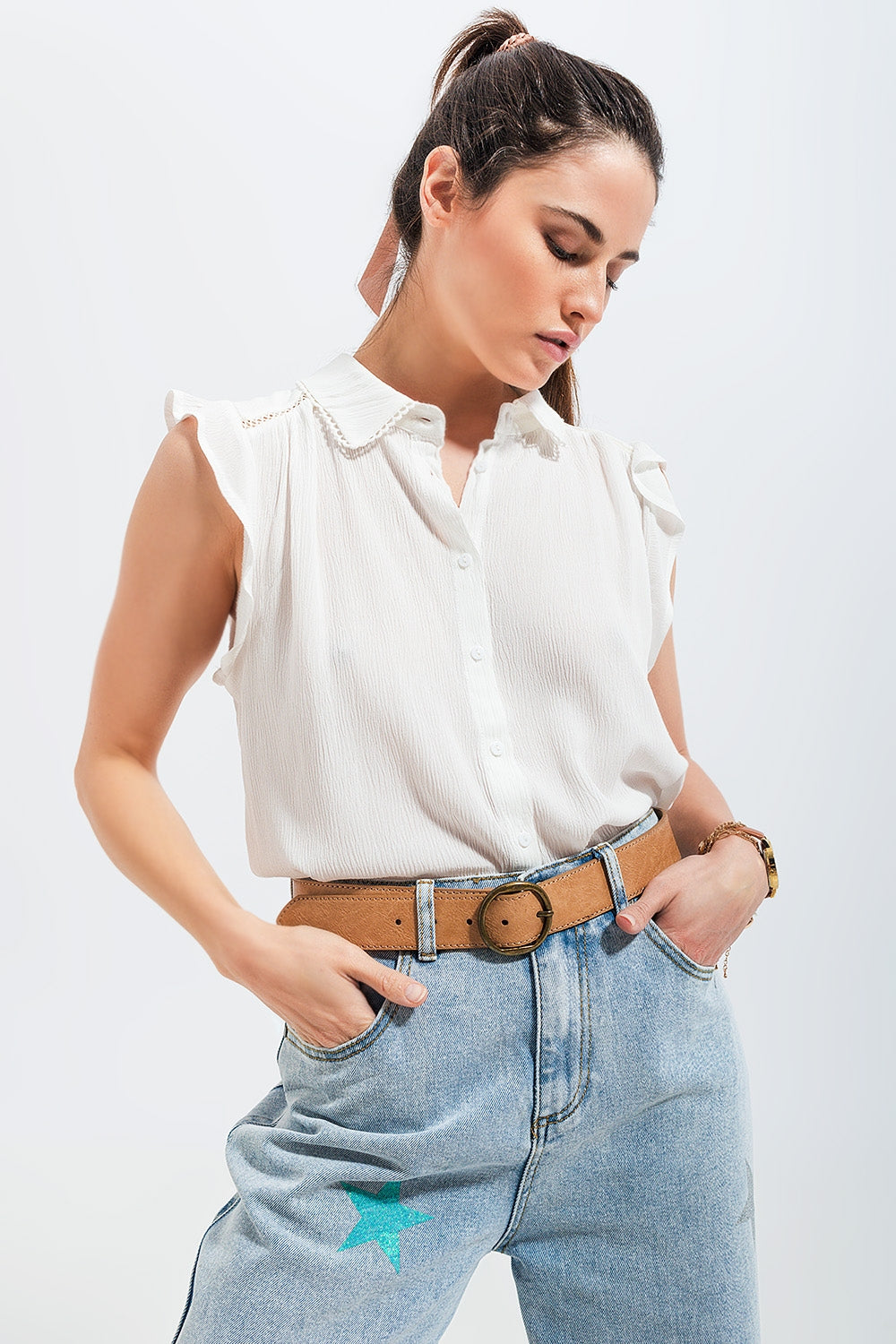 Blusa blanca con mangas de volantes