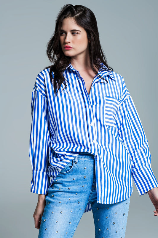 Q2 Blusa blanca oversize con rayas verticales en azul y bolsillo en el pecho