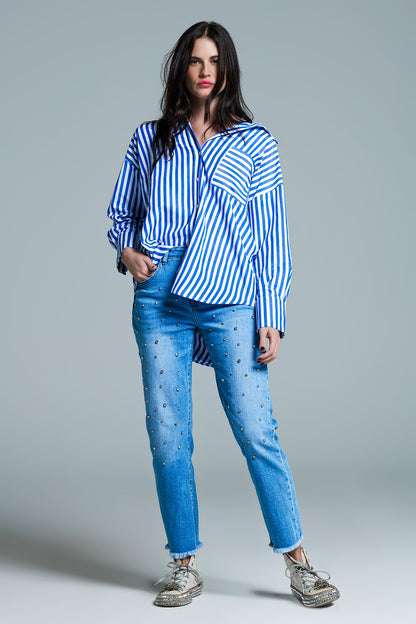 Blusa blanca oversize con rayas verticales en azul y bolsillo en el pecho