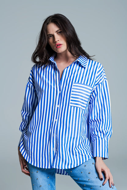 Blusa blanca oversize con rayas verticales en azul y bolsillo en el pecho