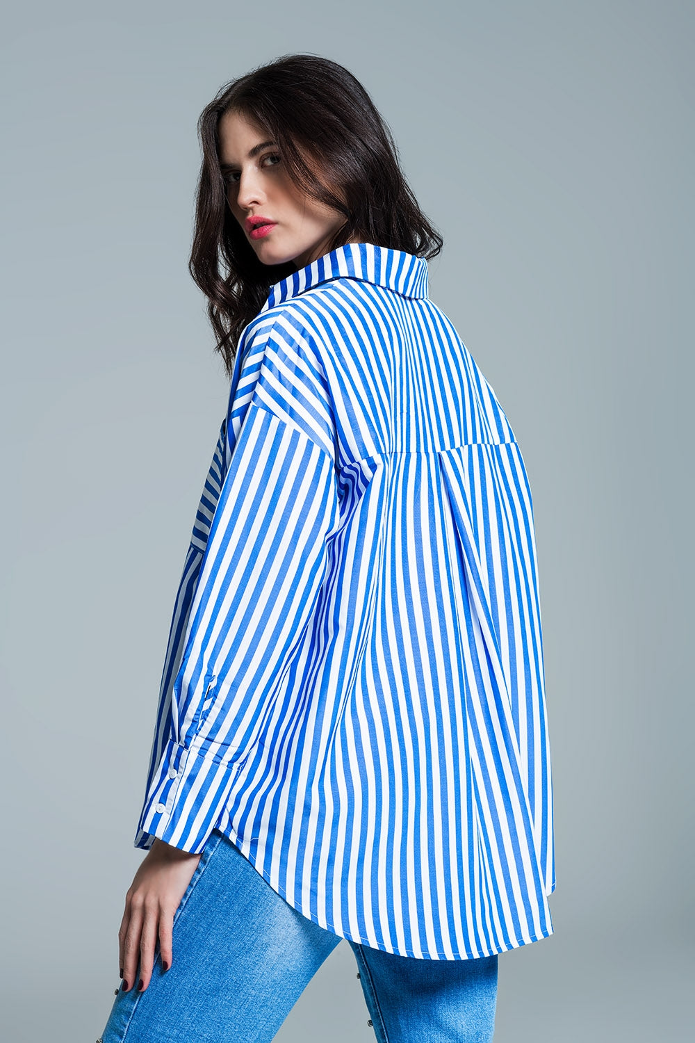 Blusa blanca oversize con rayas verticales en azul y bolsillo en el pecho