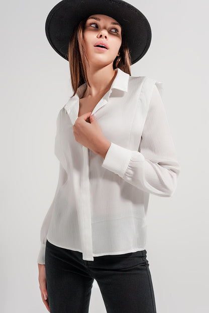 Blusa color crema con detalle de volantes