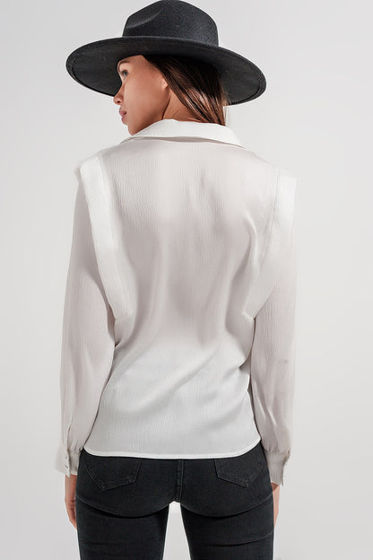 Blusa color crema con detalle de volantes