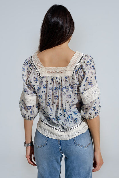 blusa romántica con flores y detalle de encaje