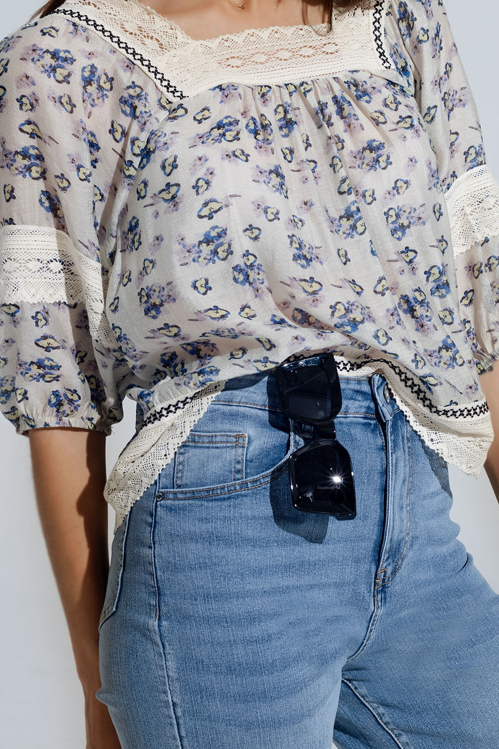 blusa romántica con flores y detalle de encaje