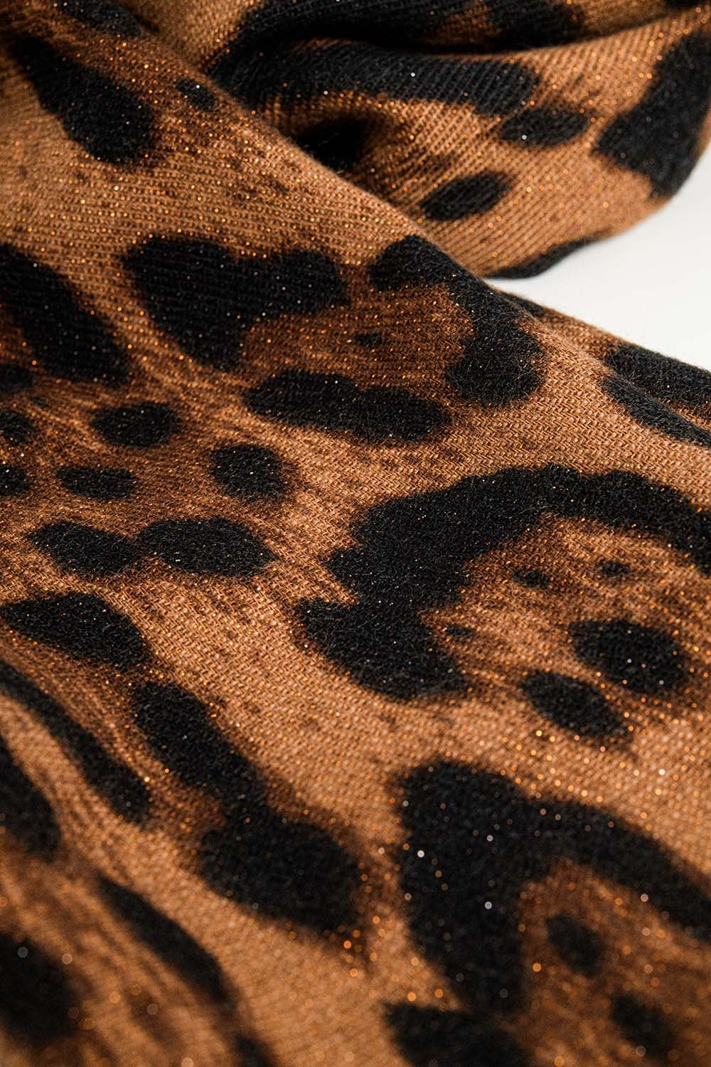 camel Bufanda de punto esponjoso con estampado de leopardo y detalles de strass