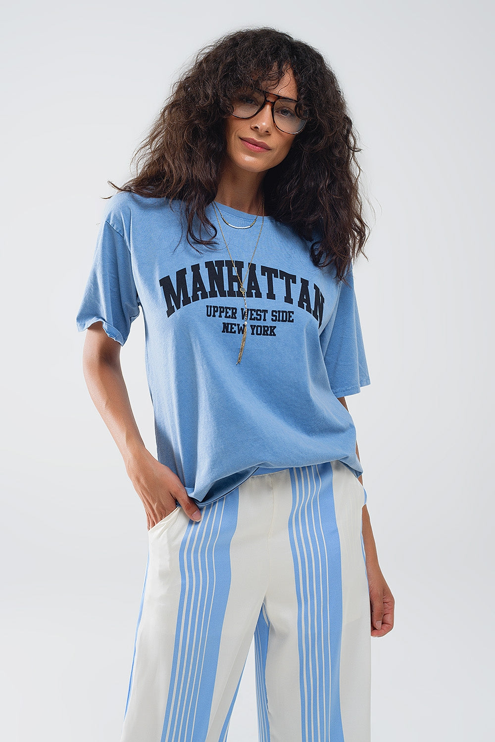 Q2 Camiseta azul con texto manhattan