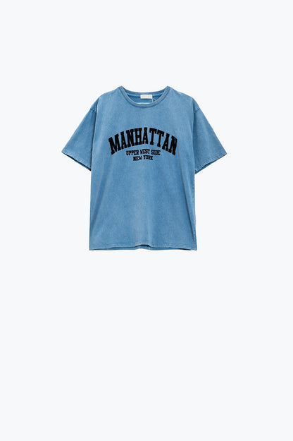 Camiseta azul con texto manhattan