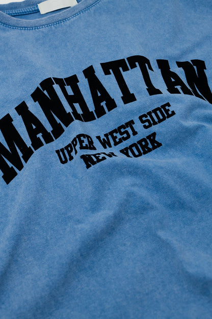 Camiseta azul con texto manhattan