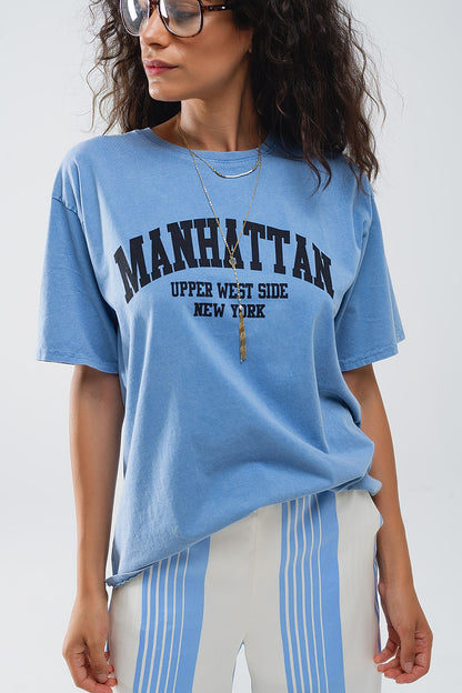 Camiseta azul con texto manhattan