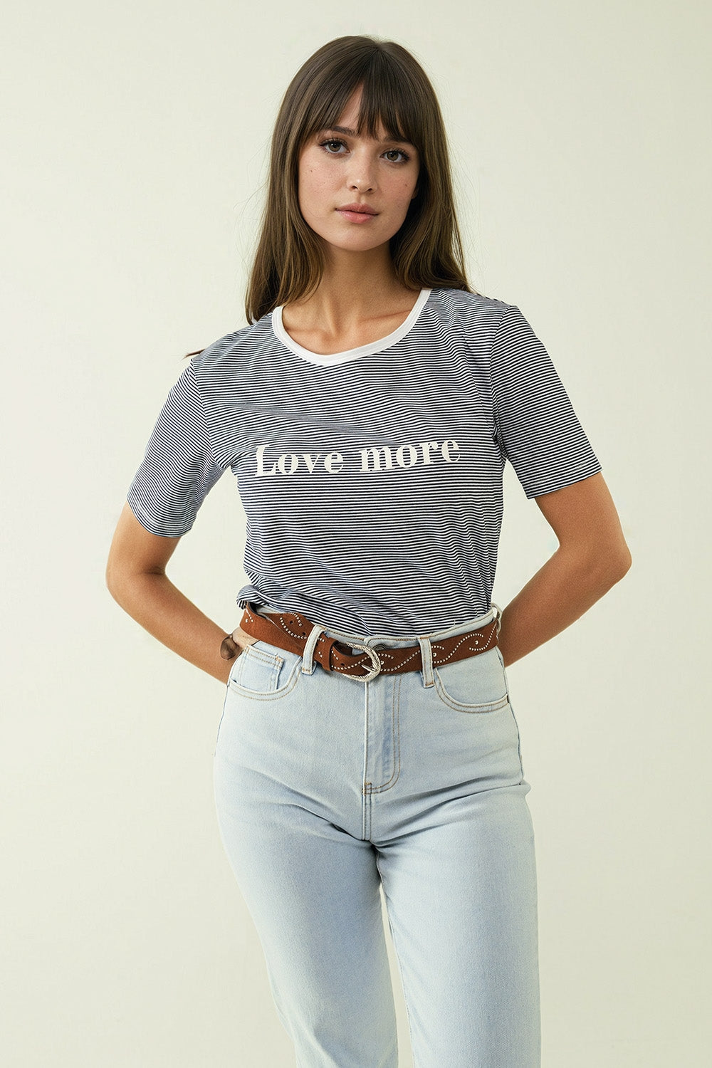 Q2 Camiseta blanca con rayas negras y texto Love More