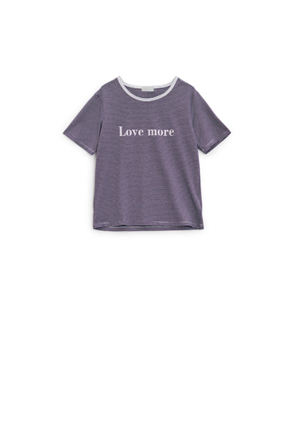 Camiseta blanca con rayas negras y texto Love More