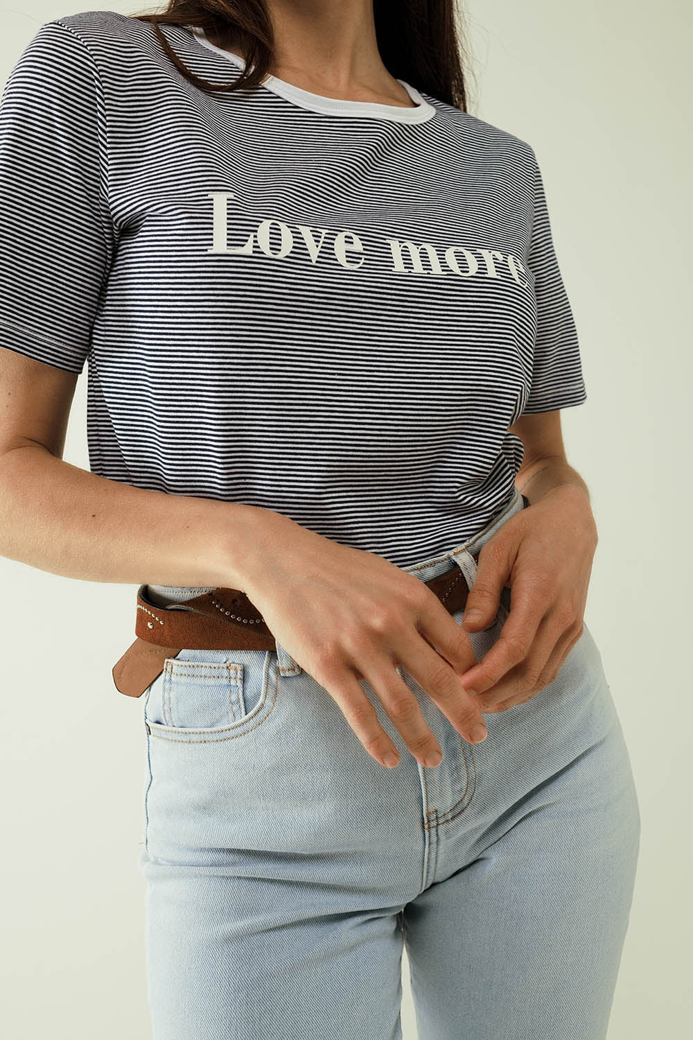 Camiseta blanca con rayas negras y texto Love More