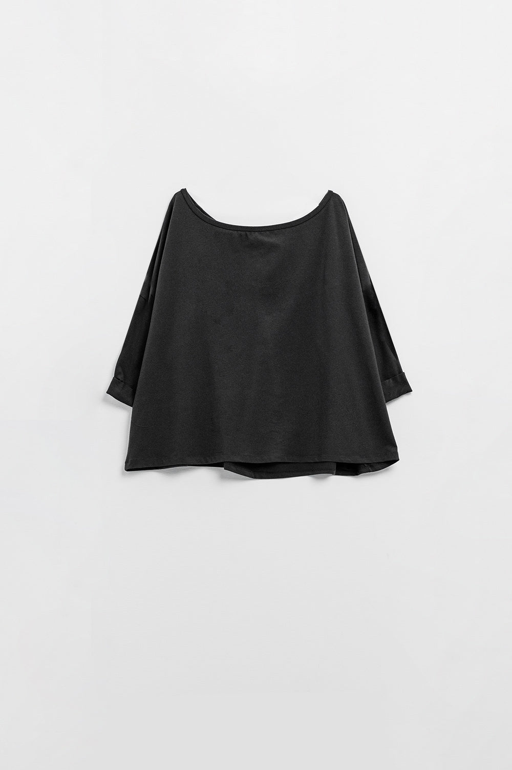 Q2 Camiseta negra de fino tejido elástico con cuello barco