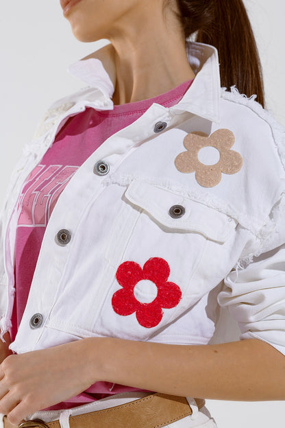 Chaqueta recortada con bolsillos en el pecho y detalles florales en rosa