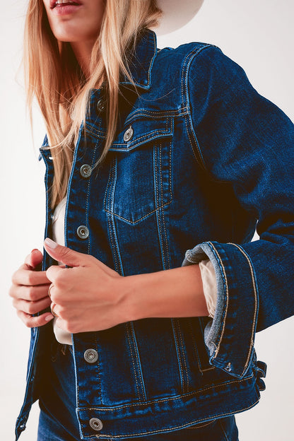 Chaqueta vaquera azul oscuro con bordado en la espalda