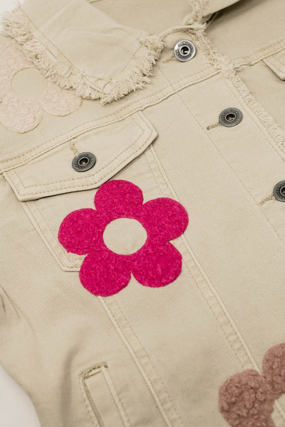 Chaqueta vaquera beige con flores bordadas