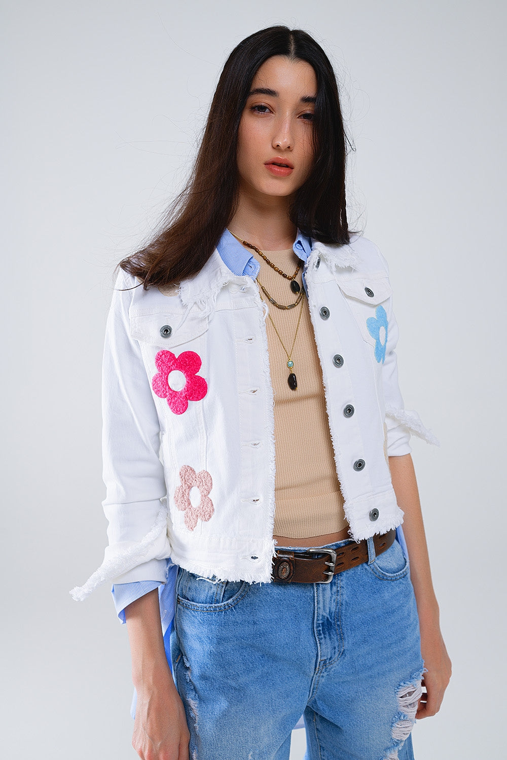 Chaqueta vaquera blanca con flores bordadas