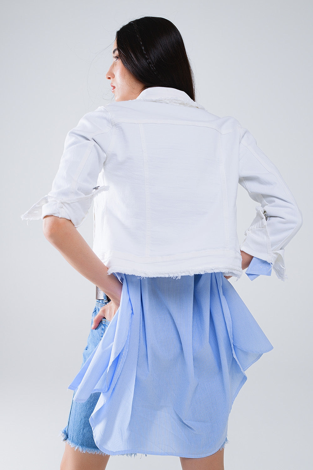 Chaqueta vaquera blanca con flores bordadas