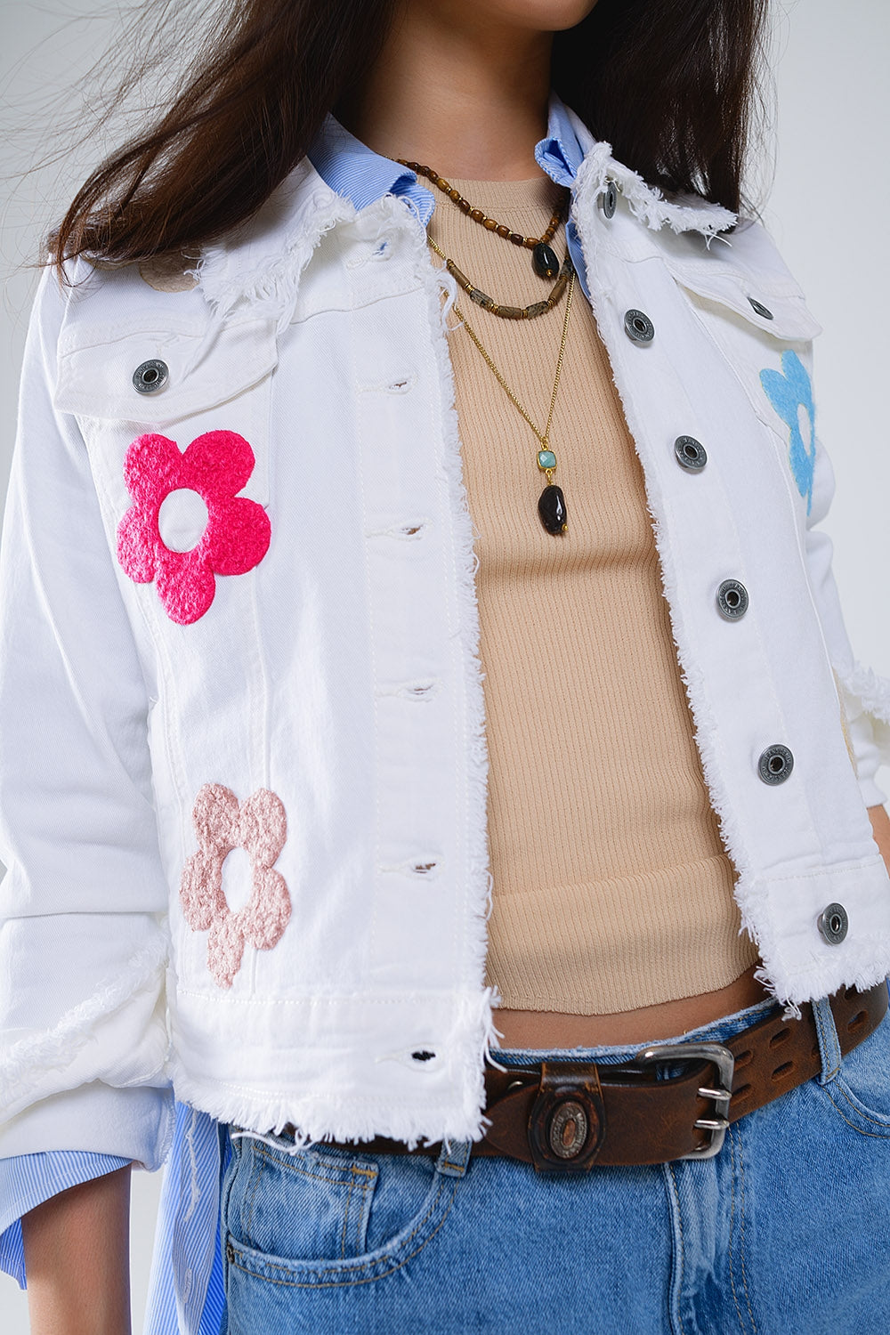 Chaqueta vaquera blanca con flores bordadas