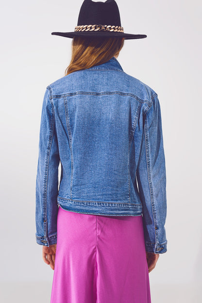 Chaqueta vaquera corta azul clara con detalle de lentejuelas