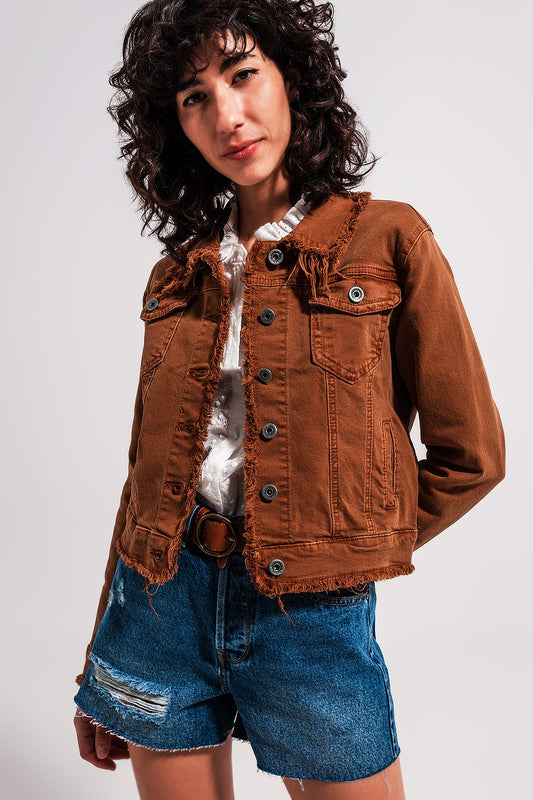 Q2 Chaqueta vaquera marron con bordes sin rematar