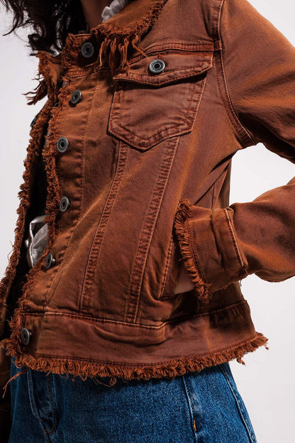 Chaqueta vaquera marron con bordes sin rematar