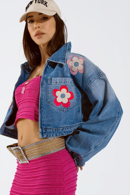 Chaqueta vaquera recortada con detalles florales