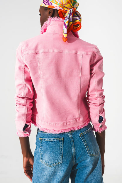 Chaqueta vaquera rosa con bordes sin rematar