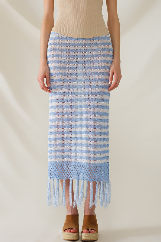 Q2 Falda blanca midi de crochet con rayas azules y dobladillo de flecos