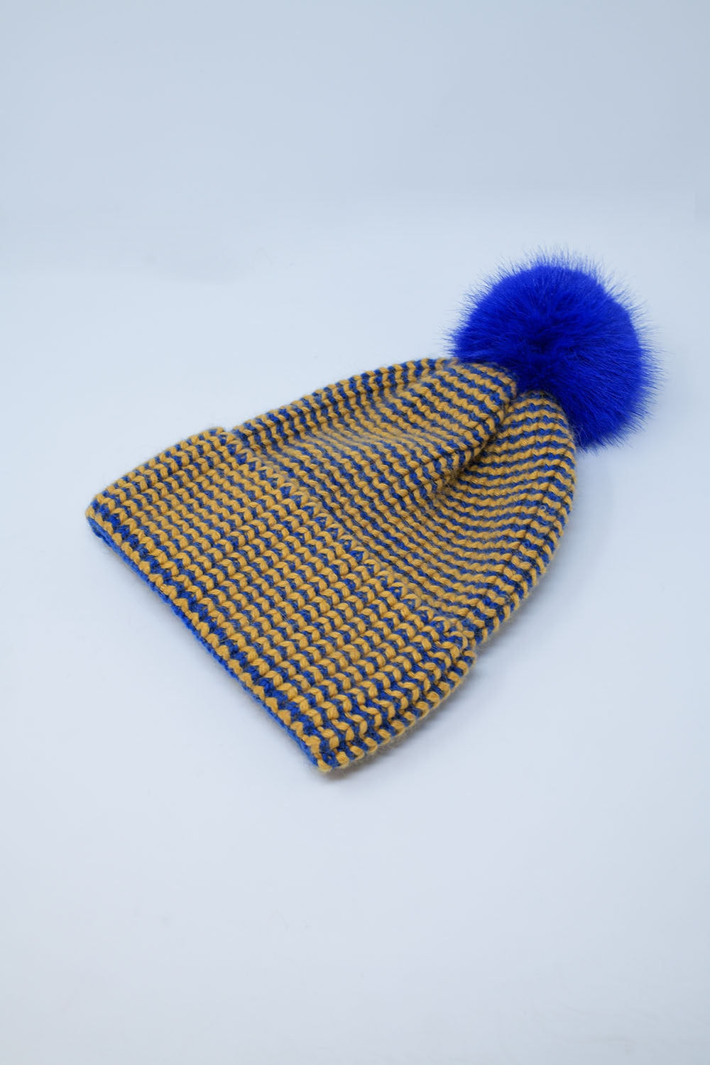 Gorro de punto con pompón en azul y amarillo