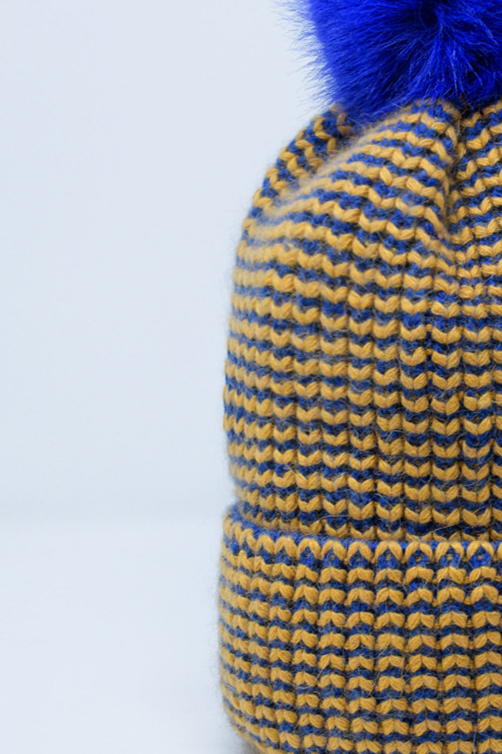 Gorro de punto con pompón en azul y amarillo