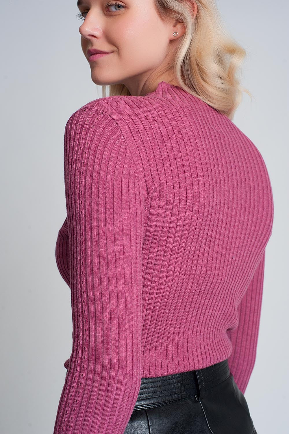 Jersey con cuello alto de punto fino y calado en fucsia