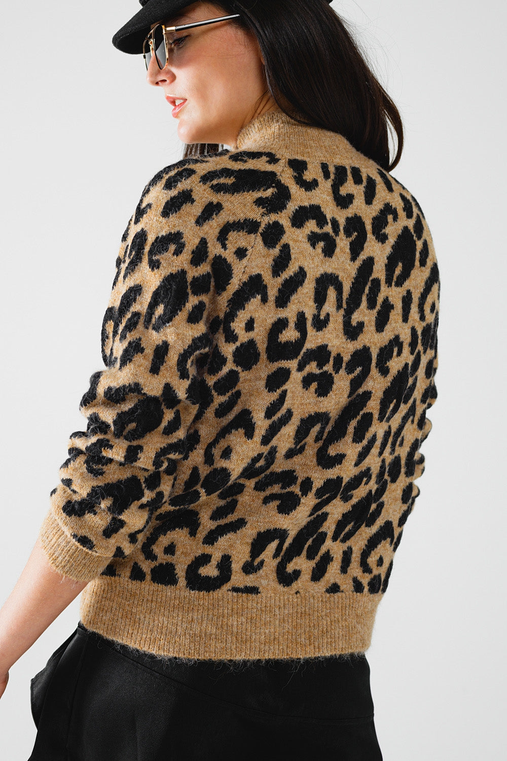 Jersey de punto de leopardo con botones laterales