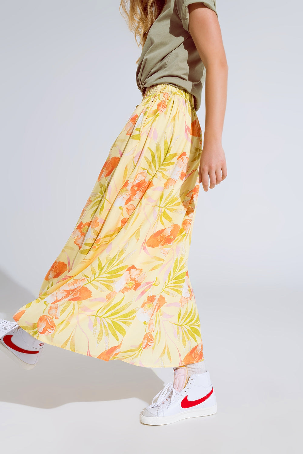 maxi falda amarilla con estampado tropical