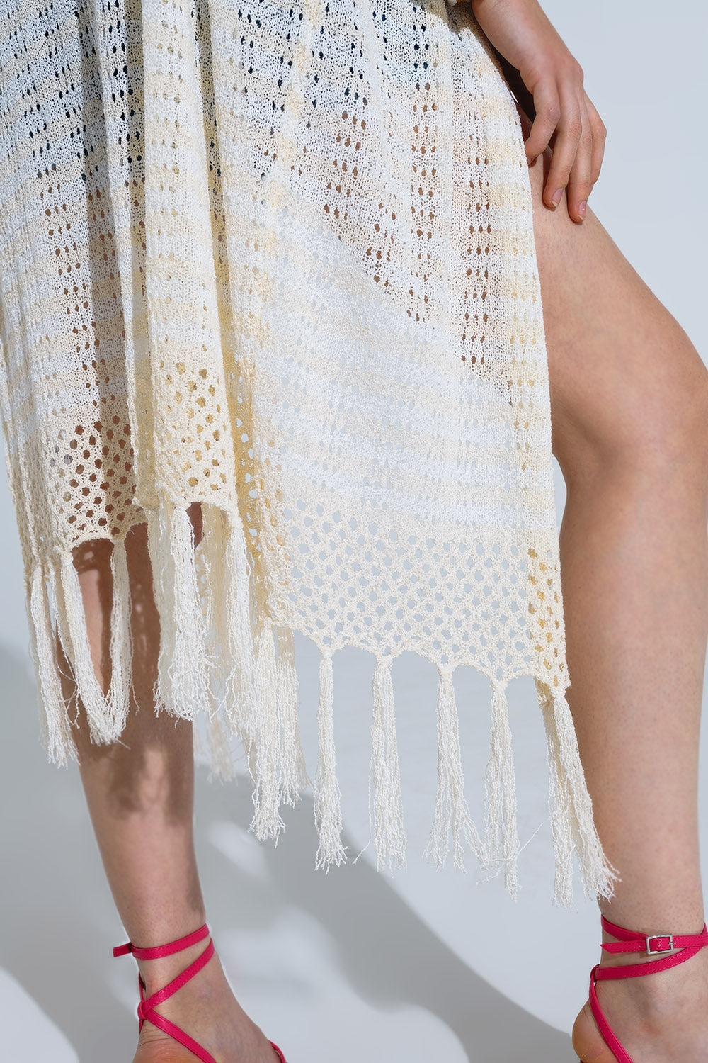 Poncho Crema Estilo Boho Con Punto Pointelle A Rayas Y Detalles De Flecos